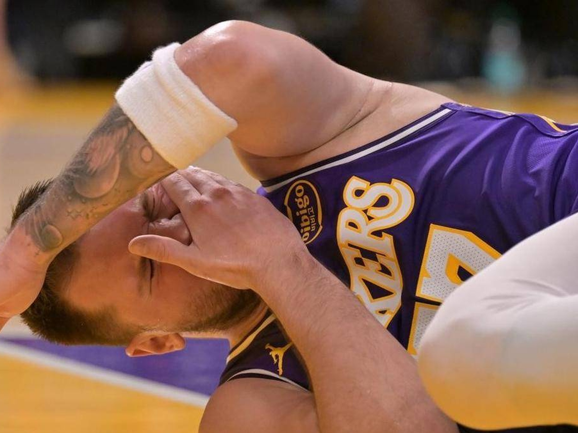 爱游戏在线-快船莱昂纳德怎么没上场